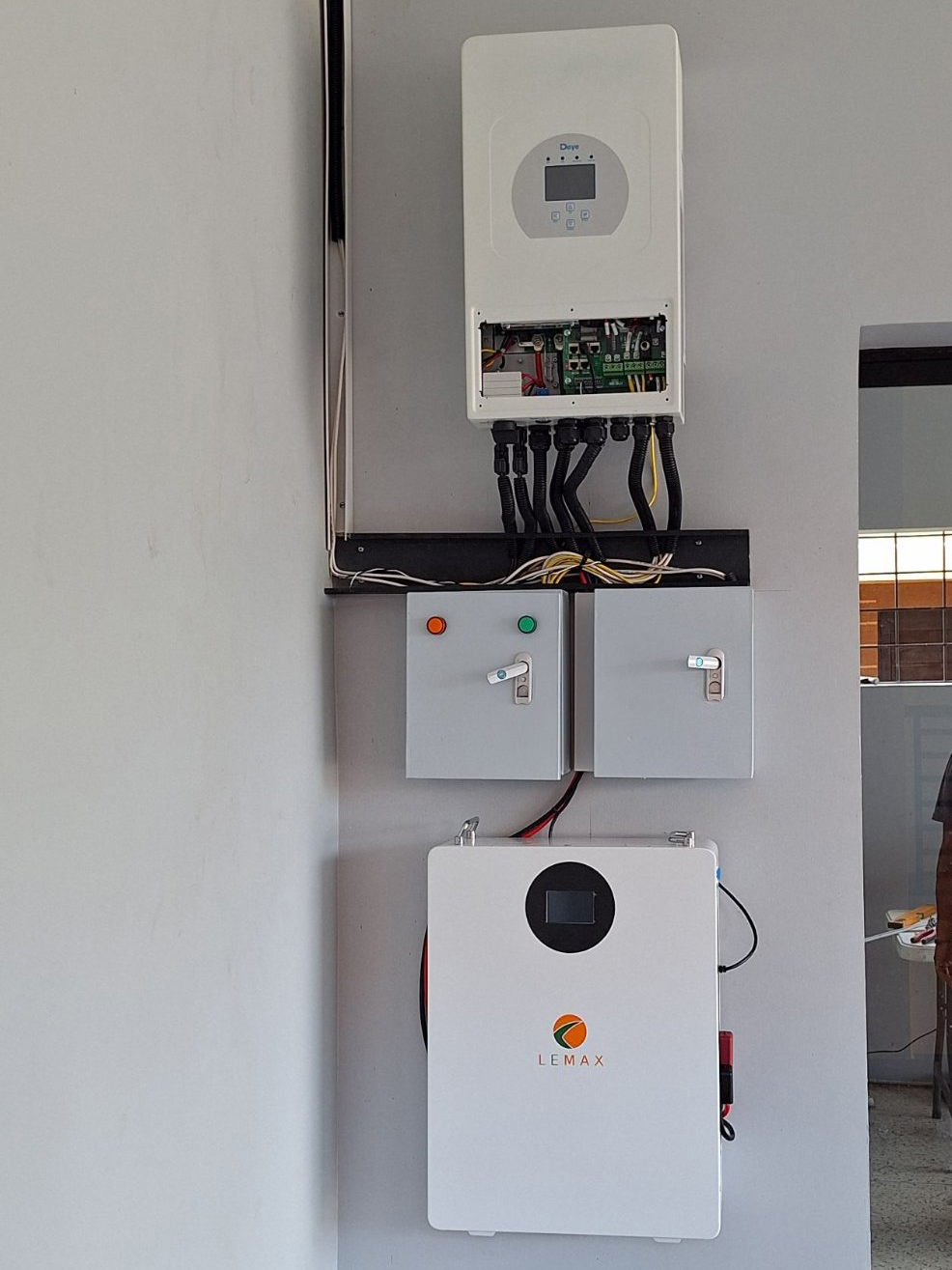 قم بتزويد منزلك بالطاقة باستخدام بطاريات الليثيوم المثبتة على الحائط بقدرة 5 كيلو وات في الساعة من LEMAX ومحولات Deye 1