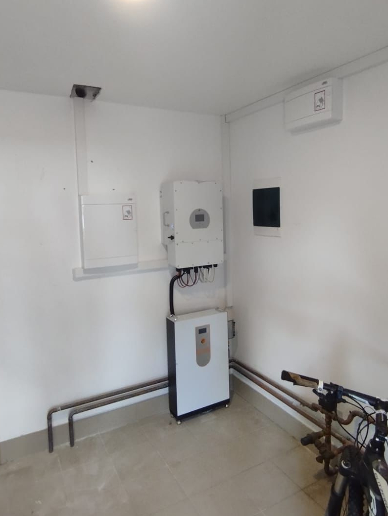 Potenzia la tua indipendenza energetica con la batteria al litio LEMAX da 10 kWh a pavimento e l'inverter Deye 1