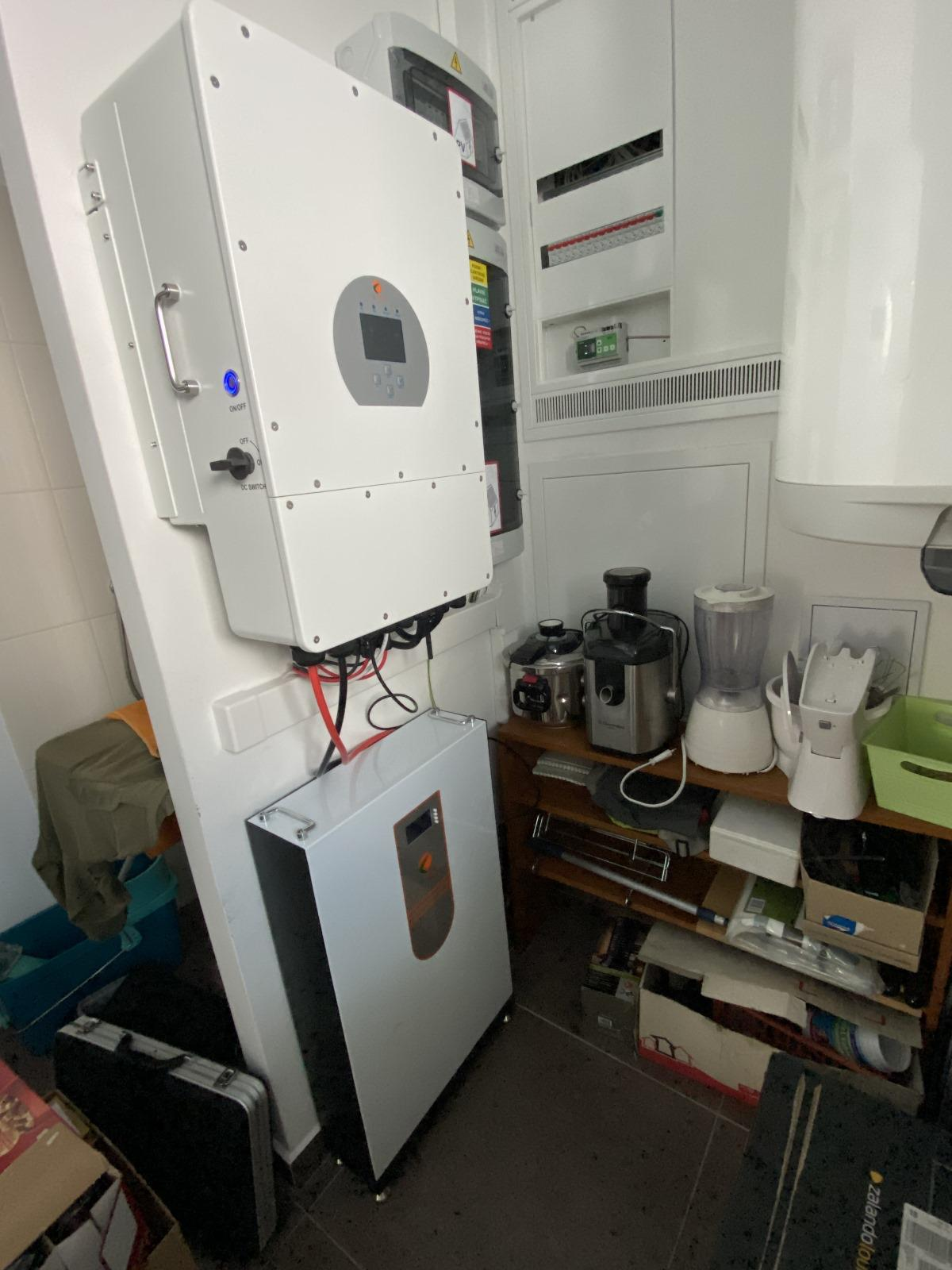 بطارية ليثيوم LEMAX بقدرة 10 كيلو وات في الساعة مقترنة بشكل مثالي مع عاكس Deye لإدارة الطاقة بسهولة 1