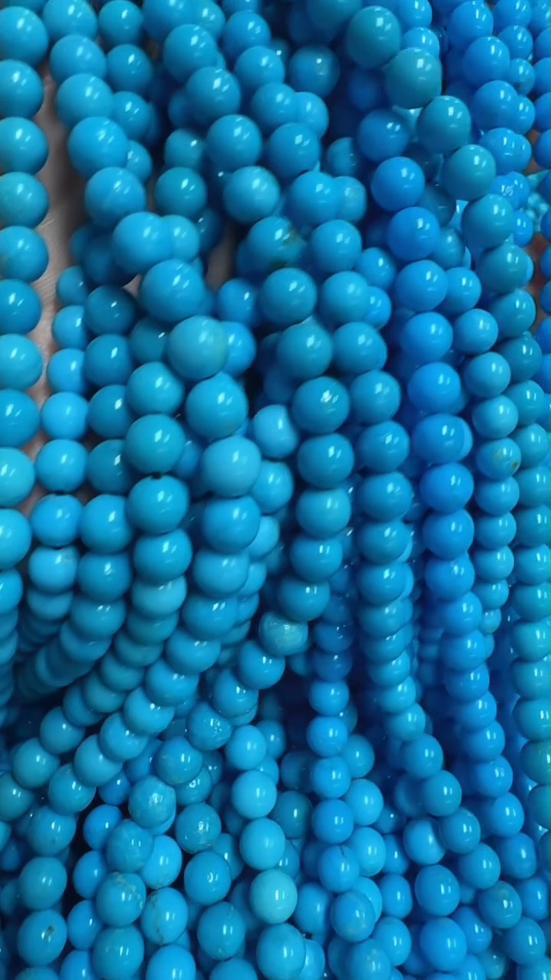 20251002-01 Aurora Tuirquoise: Gorm aislingeach ag sileadh ar an láimh | ZH, image size:1080x1920