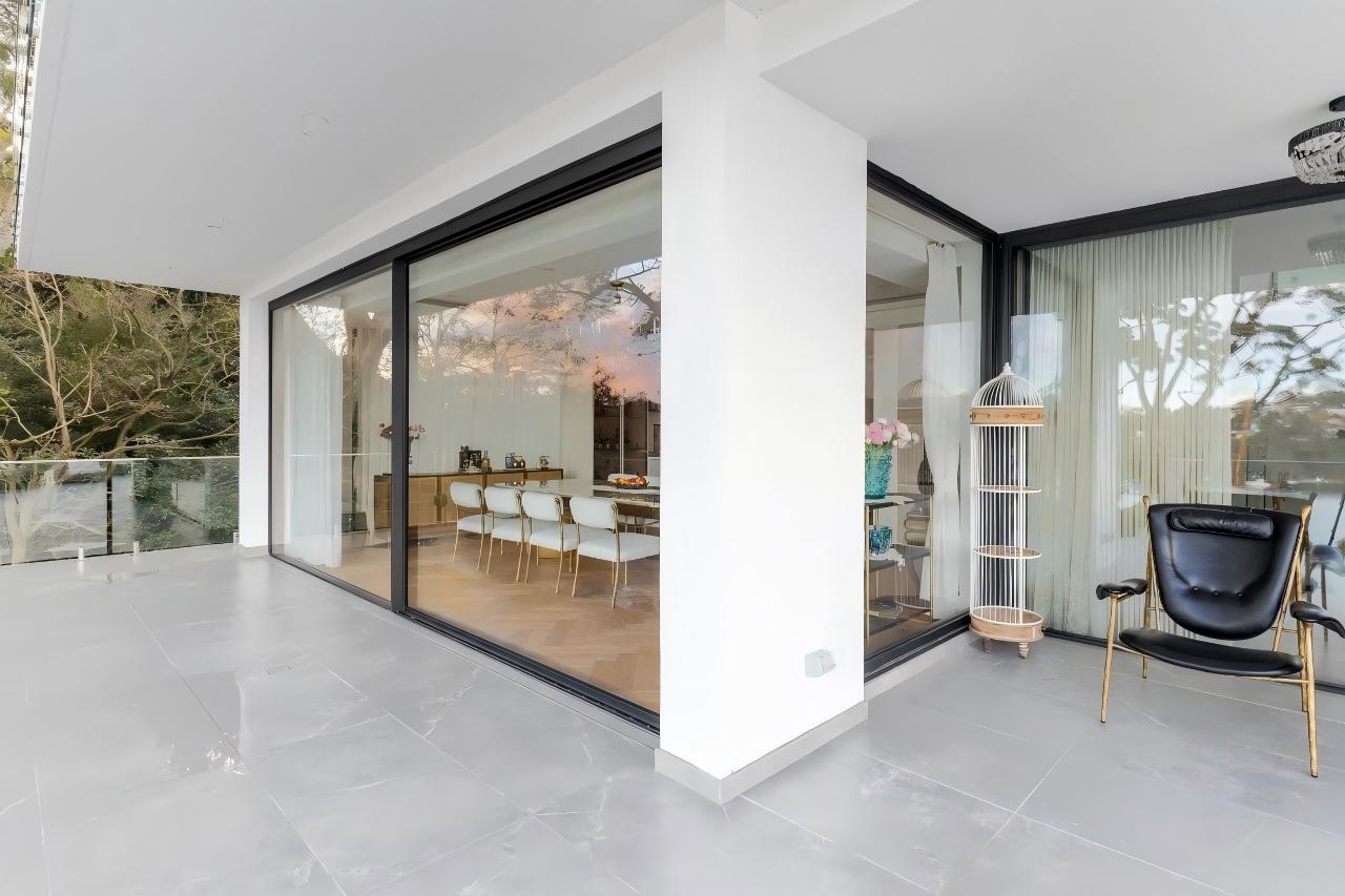 Enjoy a 180-degree panoramic sea view at Seaforth House in Sydney 3