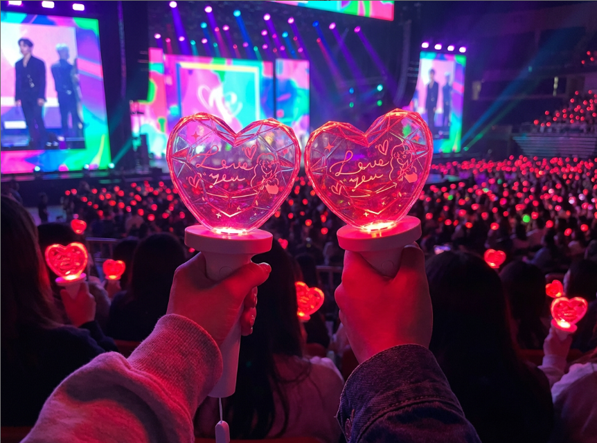 K팝 콘서트 - 맞춤 제작 K팝 응원봉 8,000개 1