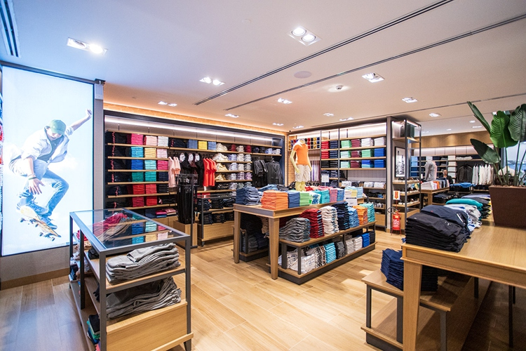 How to Choose the Right Clothing Store Fixtures for Your Shop? 4