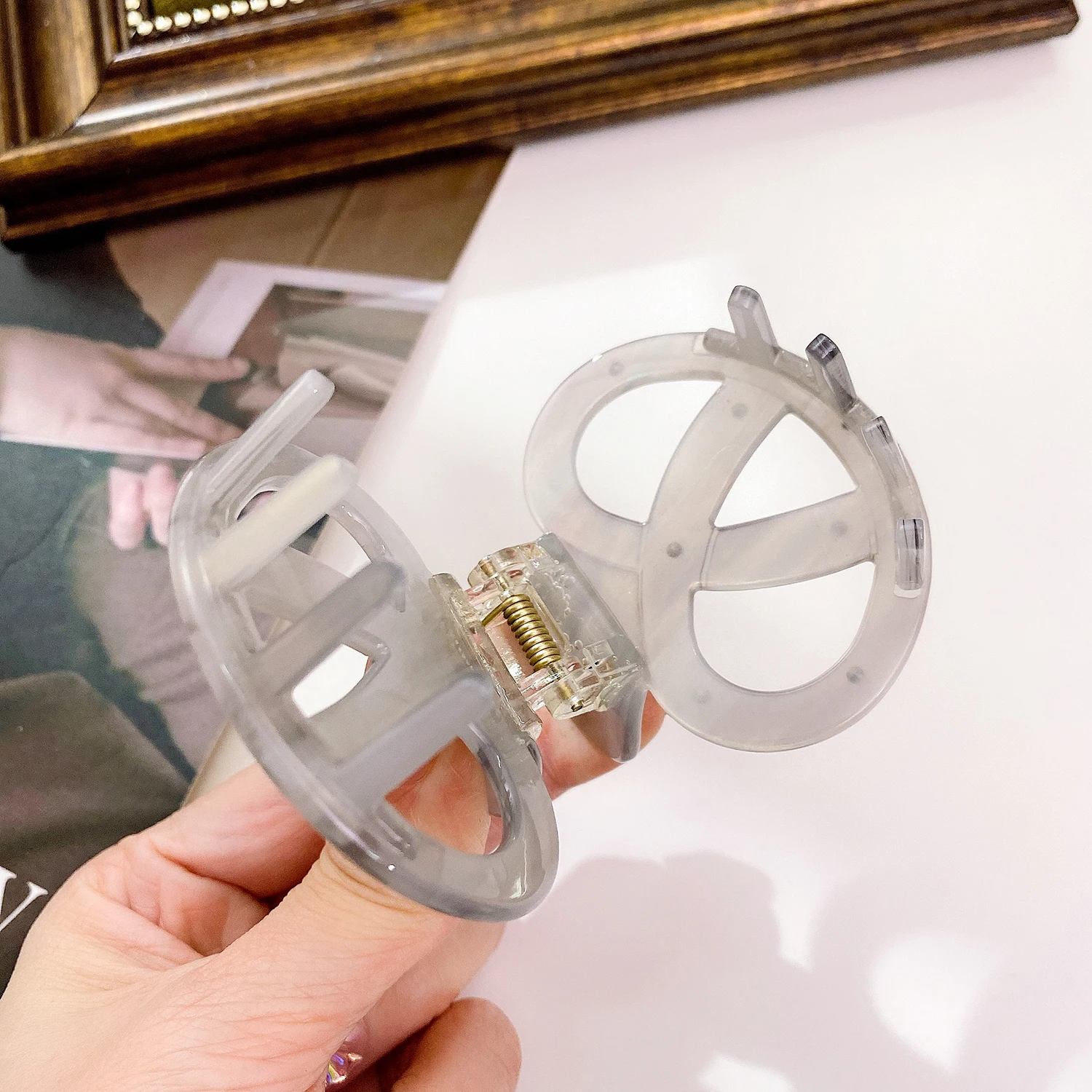 Dowell Korean Fashion Style Pretzel Bread Shape Acetic Acid Medium Hair Clips 18