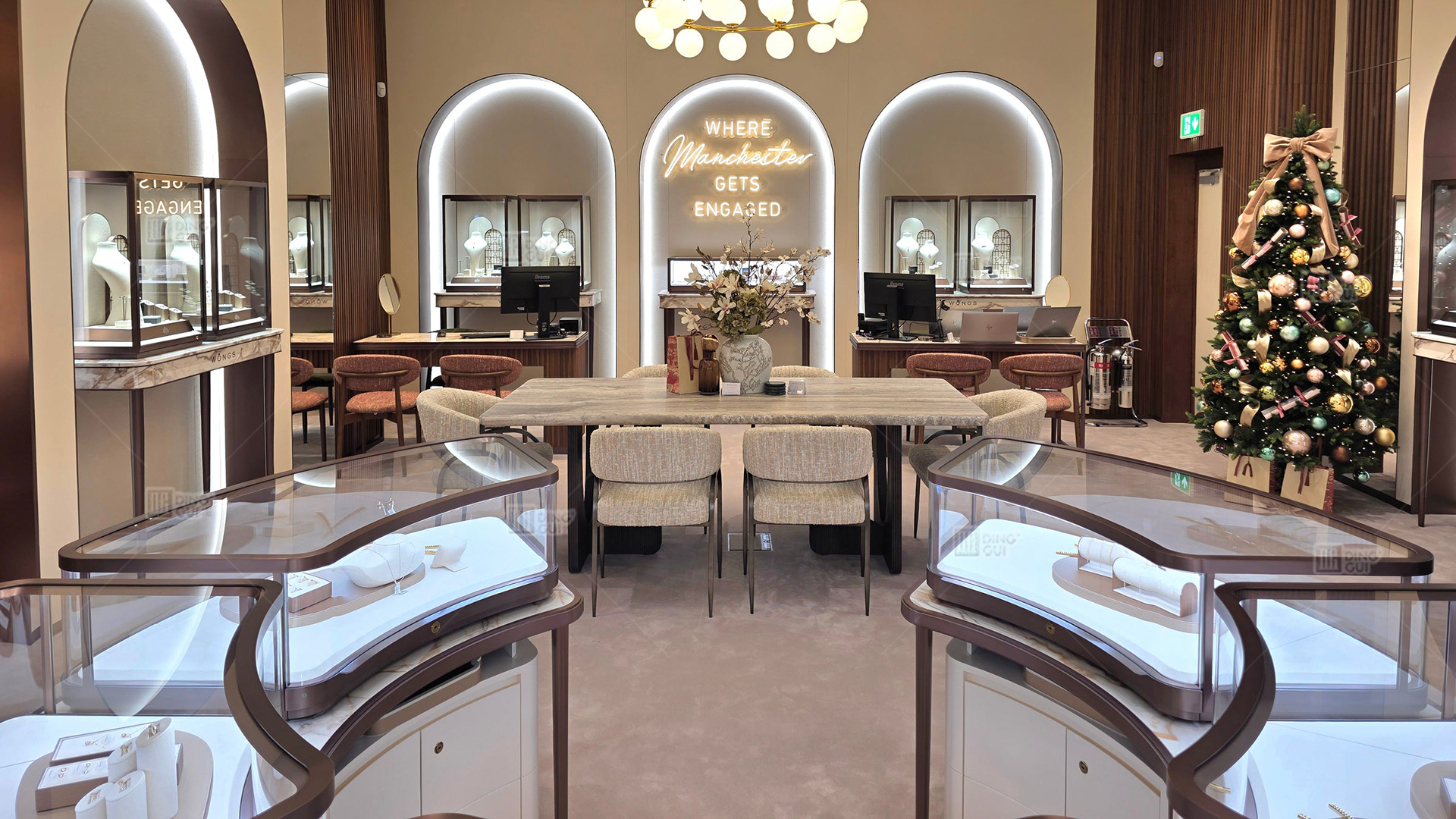 En grunnlegger av et smykkemerke i Tears på stedet: Hvordan DG Display Showcase får smykkeutstillinger til å skinne med merkevaresjel 1