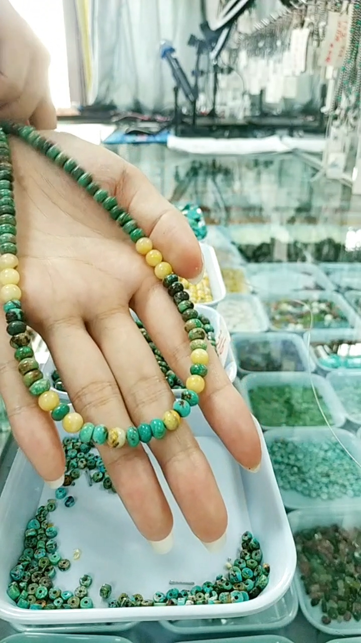 綠松石色和大黃蜂交錯編織,迷人的色彩組合。 9