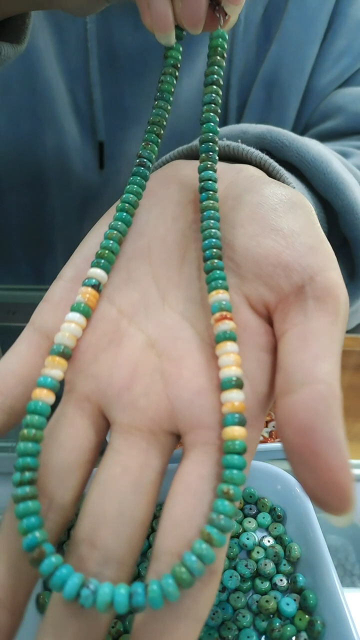 د فیروزي غاړکۍ په نارنجي نخاعي اوسپنې اغوستې، لکه یو ښکلی ګل چې په ځنګل کې غوړیږي. 9