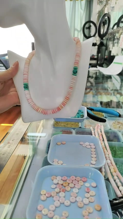 קונכיית הים הוורודה עם הטורקיז, מתקרבת אלינו בחן כמו אלילה באוקיינוס. 8
