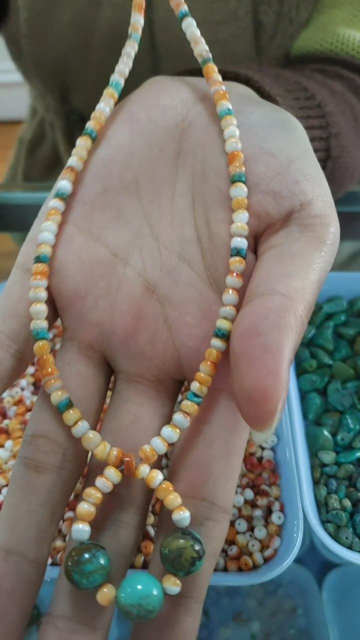 該系列的首批單品是帶刺牡蠣的綠松石色。它為您點燃了這個季節的火種。 9