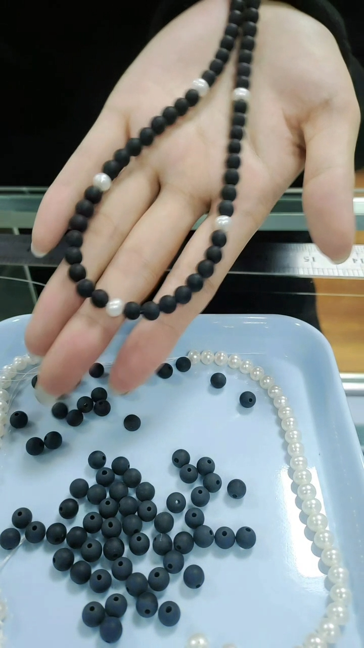 ਇਹ ਹਾਰ ਕਾਲੇ ਅਗੇਟ 'ਤੇ ਅਧਾਰਤ ਹੈ, ਮੋਤੀਆਂ ਨਾਲ ਸਜਿਆ ਹੋਇਆ ਹੈ, ਅਤੇ ਮੋਤੀ ਹਨੇਰੀ ਰਾਤ ਵਿੱਚ ਚਮਕਦੇ ਤਾਰਿਆਂ ਵਾਂਗ ਹਨ 8