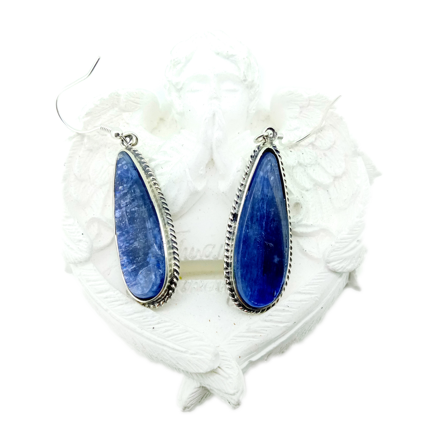 Denim Kyanite dobe ọla ntị na Oxidised Sterling Silver nwere ihe nrịbama ọla edo 925 ọla ntị ọla ọcha. 14