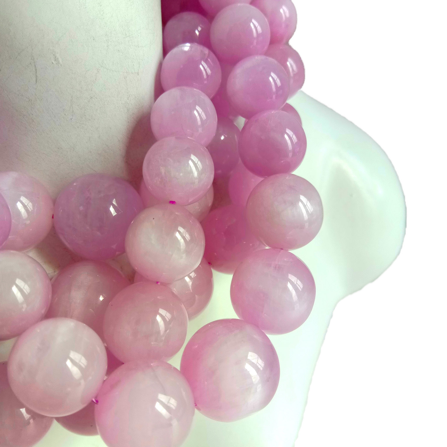 Трговија на големо од природен кунзит камени монистра Нараквица Прекрасна виолетова боја Spodumene Камено мониста Нараквица Камена тркалезна мушка 14