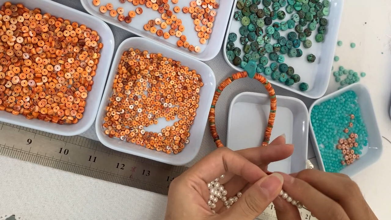 Handmade pearl and spiny necklaces 9