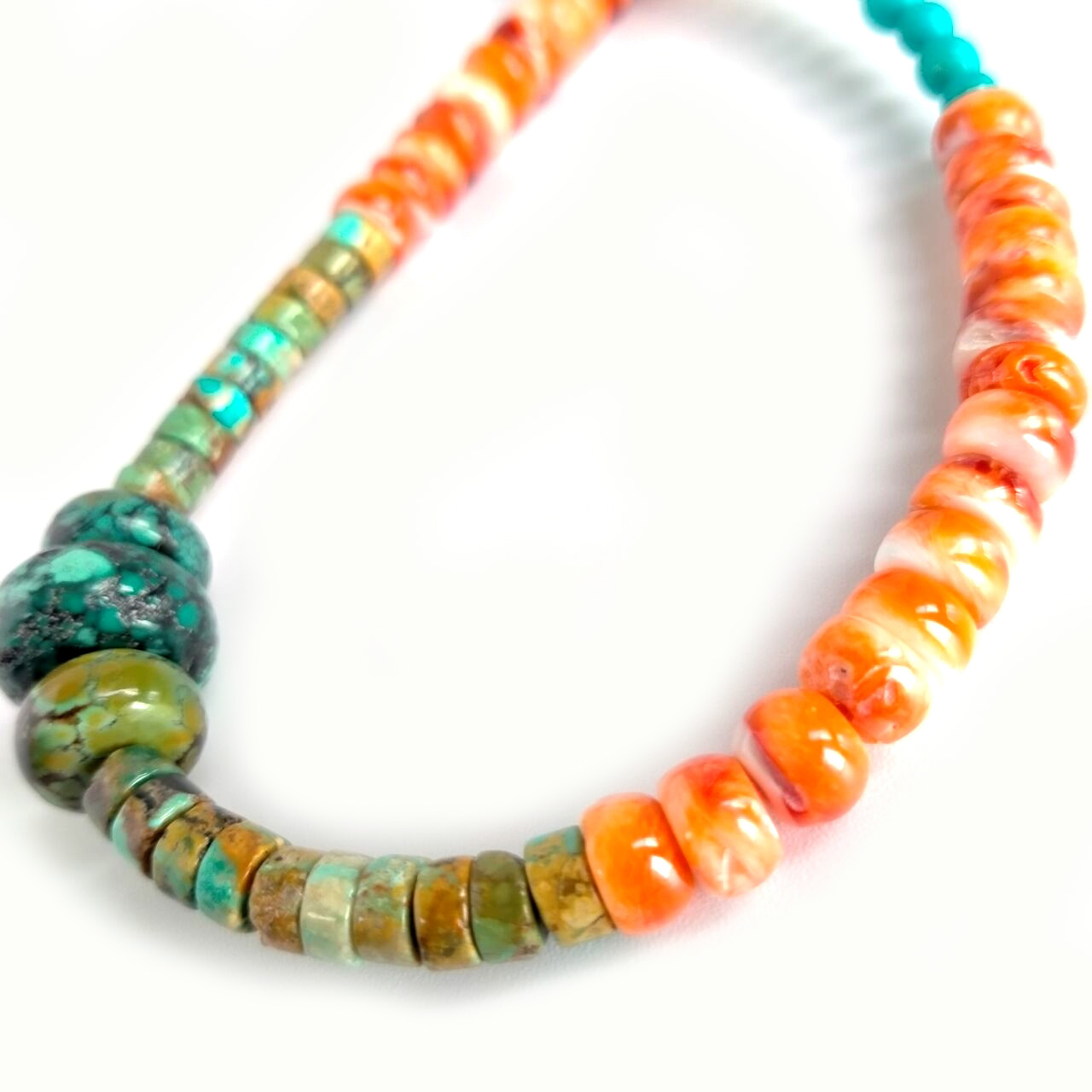 ខ្សែកដែលផលិតដោយអយស្ទ័រស្ពីនីពណ៌ទឹកក្រូច និងអង្កាំពណ៌ខៀវ 15