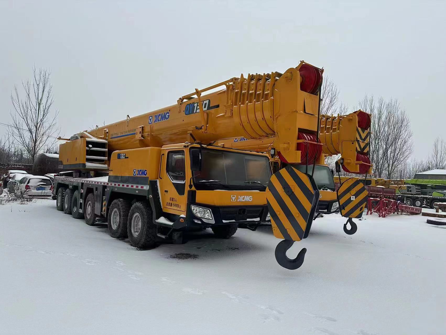 used truck cranes XCMG QAY130 With 130 tons lifting capacity For lifting various large-scale projects 8