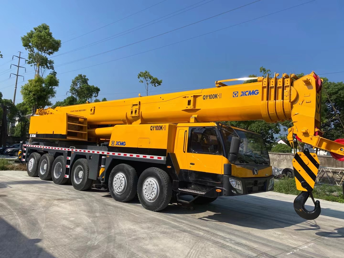 used truck cranes XCMG QY100K With 100 tons lifting capacity For lifting various large-scale projects 12