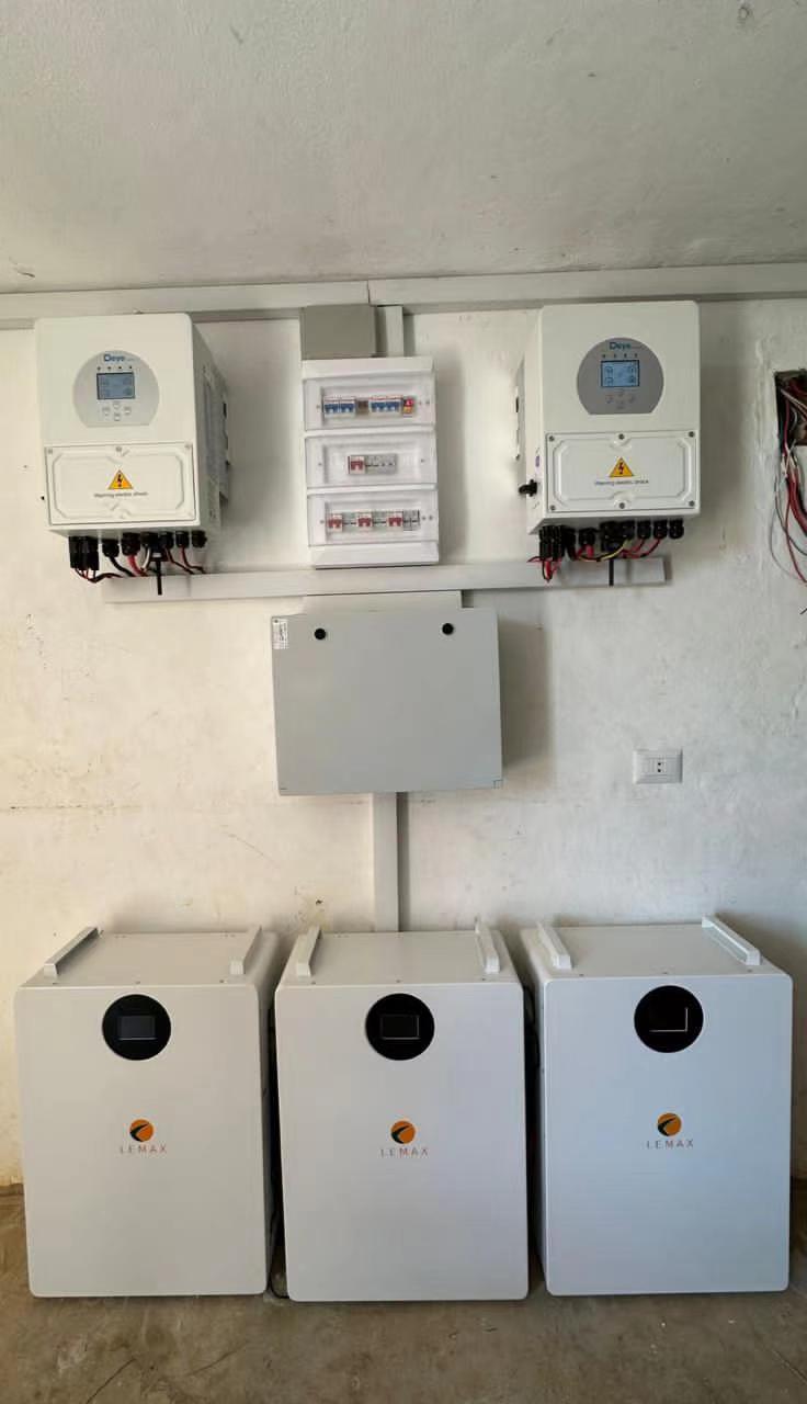 Eine Partnerschaft für nachhaltige Energielösungen LEMAX 15-kWh-Lithiumbatterien und Deye-Wechselrichter 1