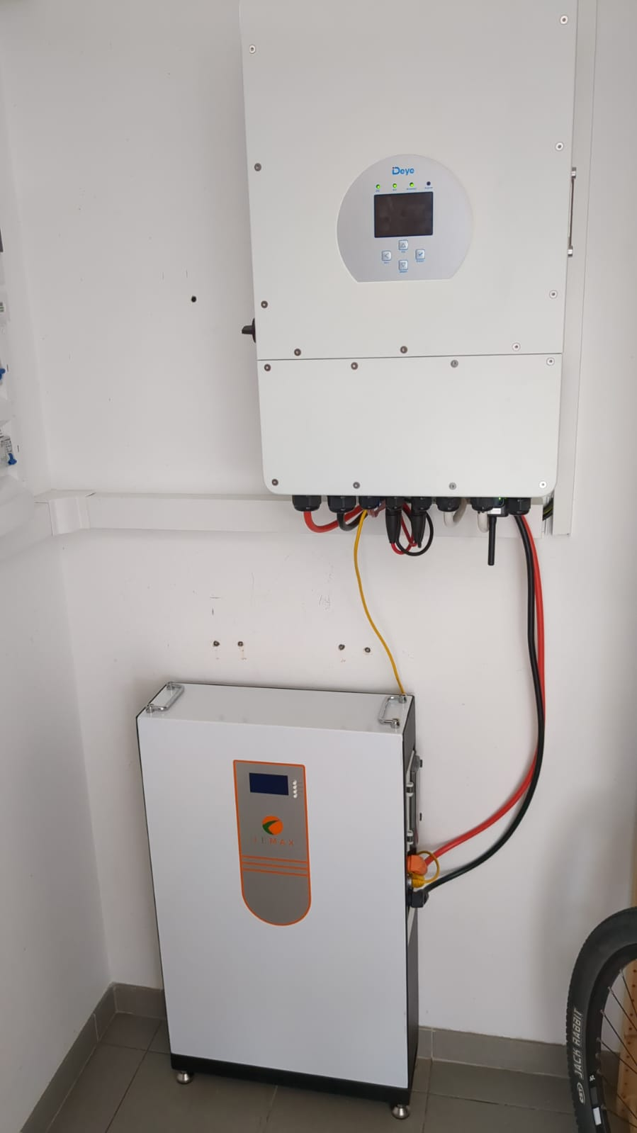 Напольная литиевая батарея LEMAX 10 кВтч идеально подходит для инвертора Deye 1