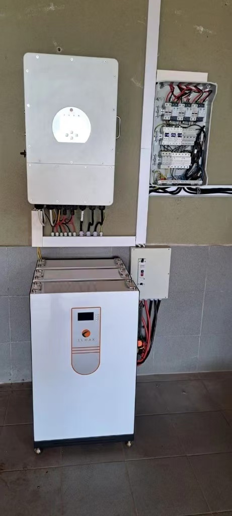 كفاءة الطاقة المنزلية مع بطاريات الليثيوم الأرضية LEMAX 10 كيلو وات في الساعة ومحولات Deye 1