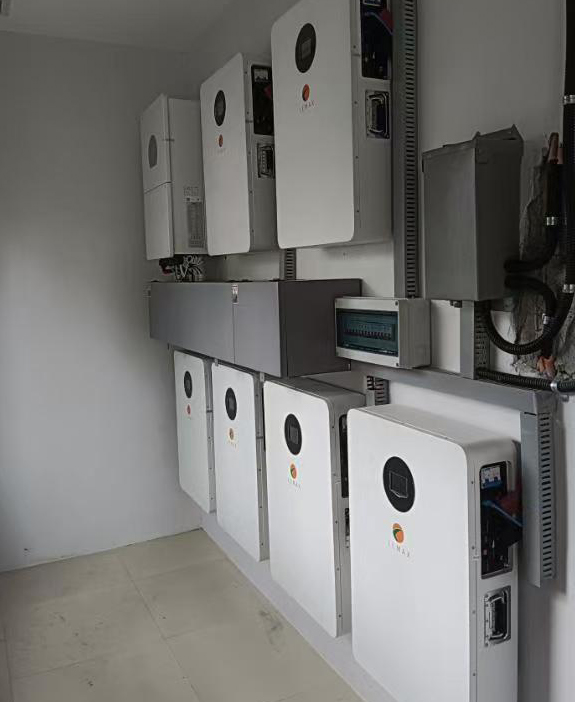 Migliora l'efficienza energetica della tua casa: batterie al litio LEMAX da 10 kWh montate a parete con inverter Deye 1