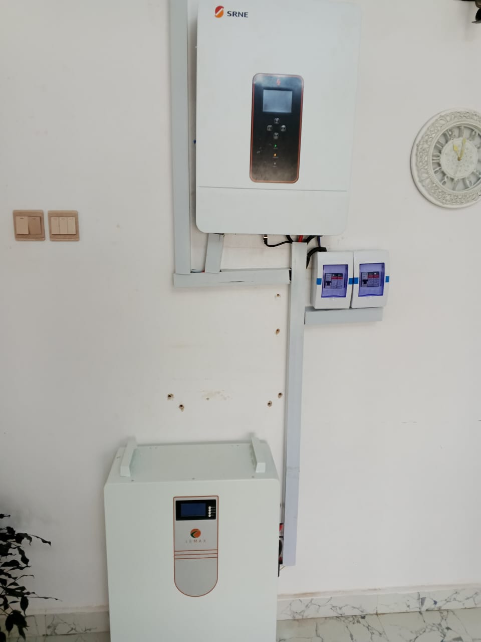 تكامل سلس للطاقة: بطارية ليثيوم LEMAX LMW Series بقدرة 15 كيلو وات في الساعة مقترنة بعاكس SRNE 1