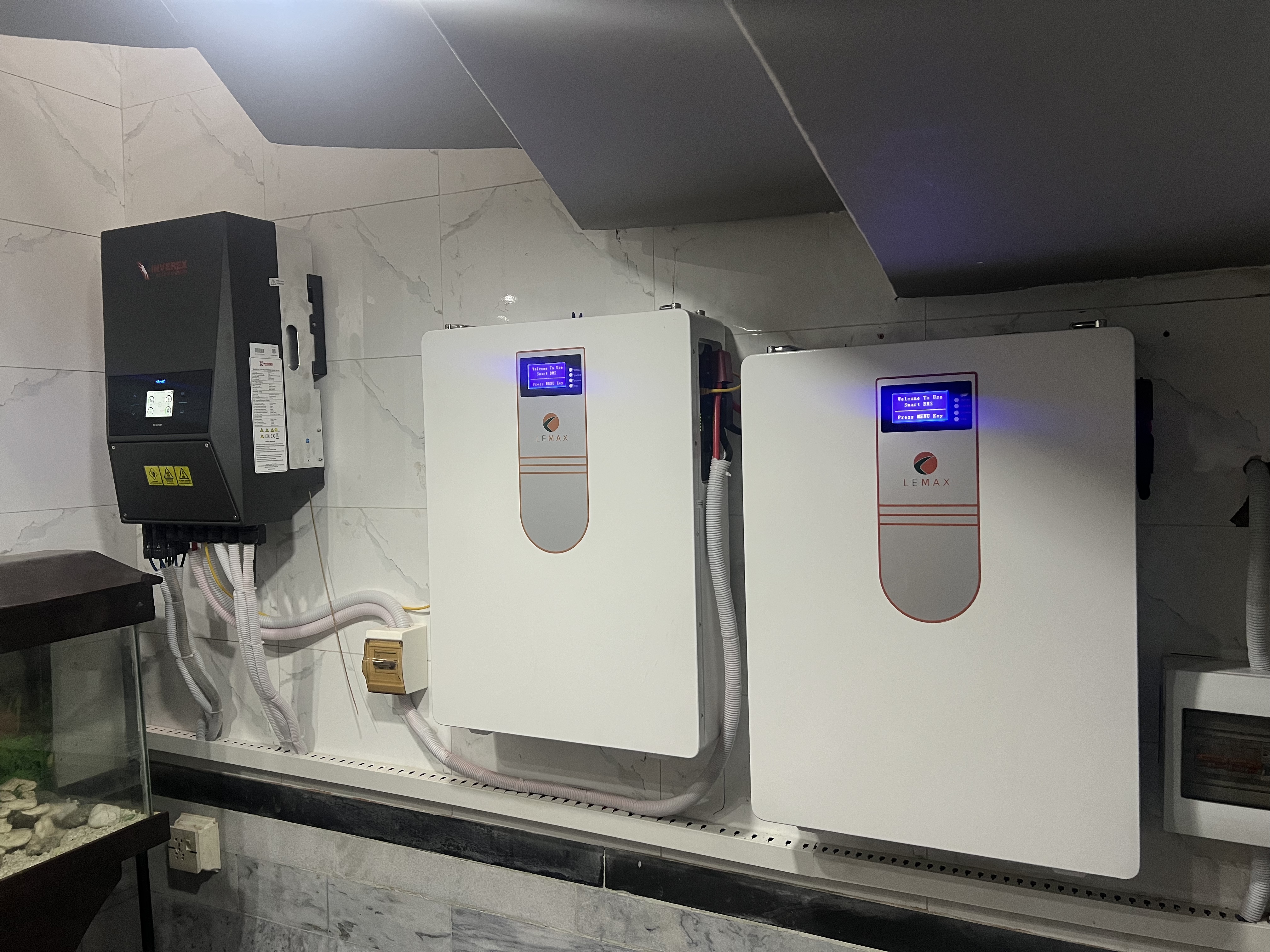 بطاريات Lemax 10kWH التي تم نشرها في تخزين الطاقة المتكامل للاستخدام التجاري السكني والخفيف 1