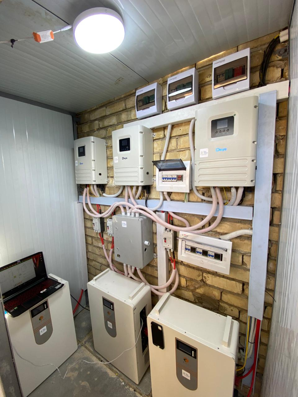 Echte Ergebnisse zur Energiespeicherung: LEMAX 15-kWh-Lithiumbatterien mit Deye-Wechselrichtern 1