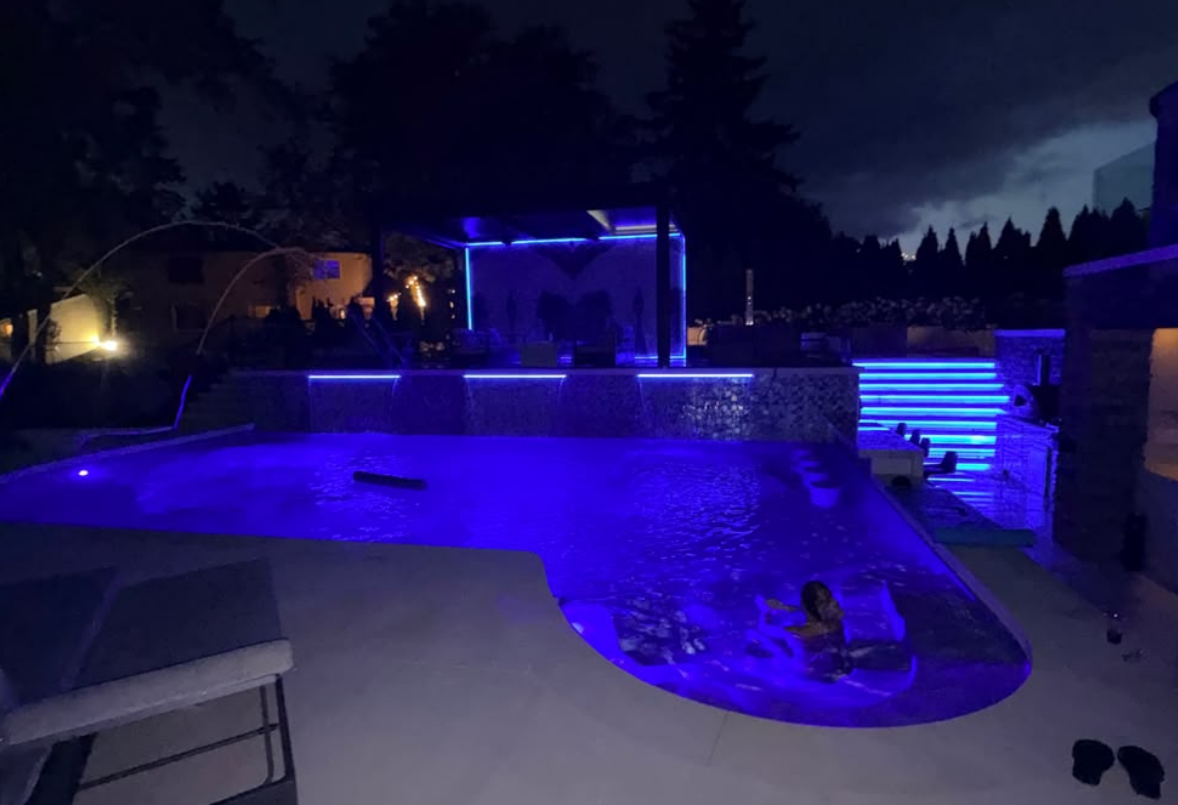 Z200 aluminum pergola with overhanging eave design by SUNC Pergola