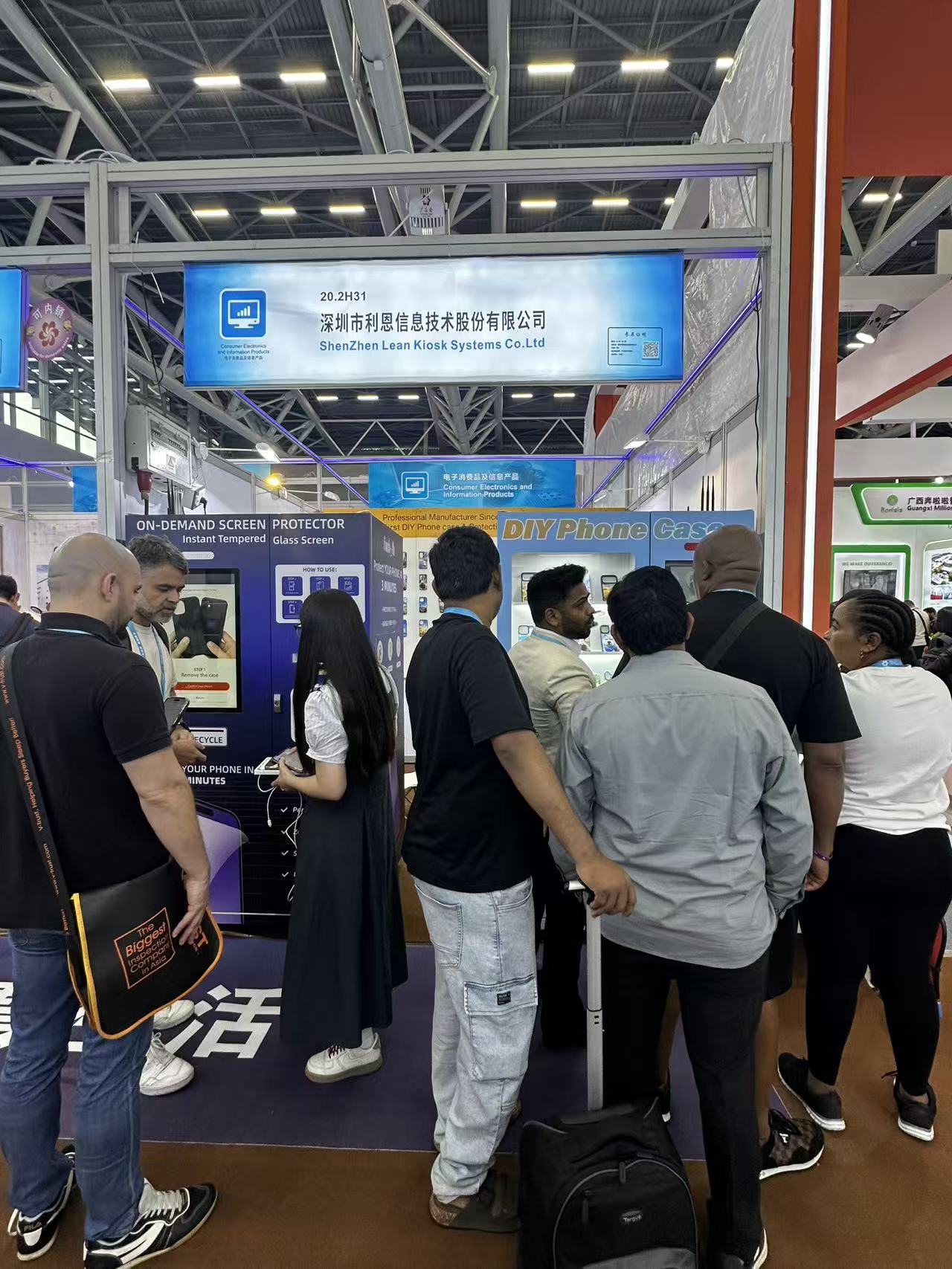 广交会现场报道——Lean的AI自动售货解决方案正吸引众多买家的关注 2