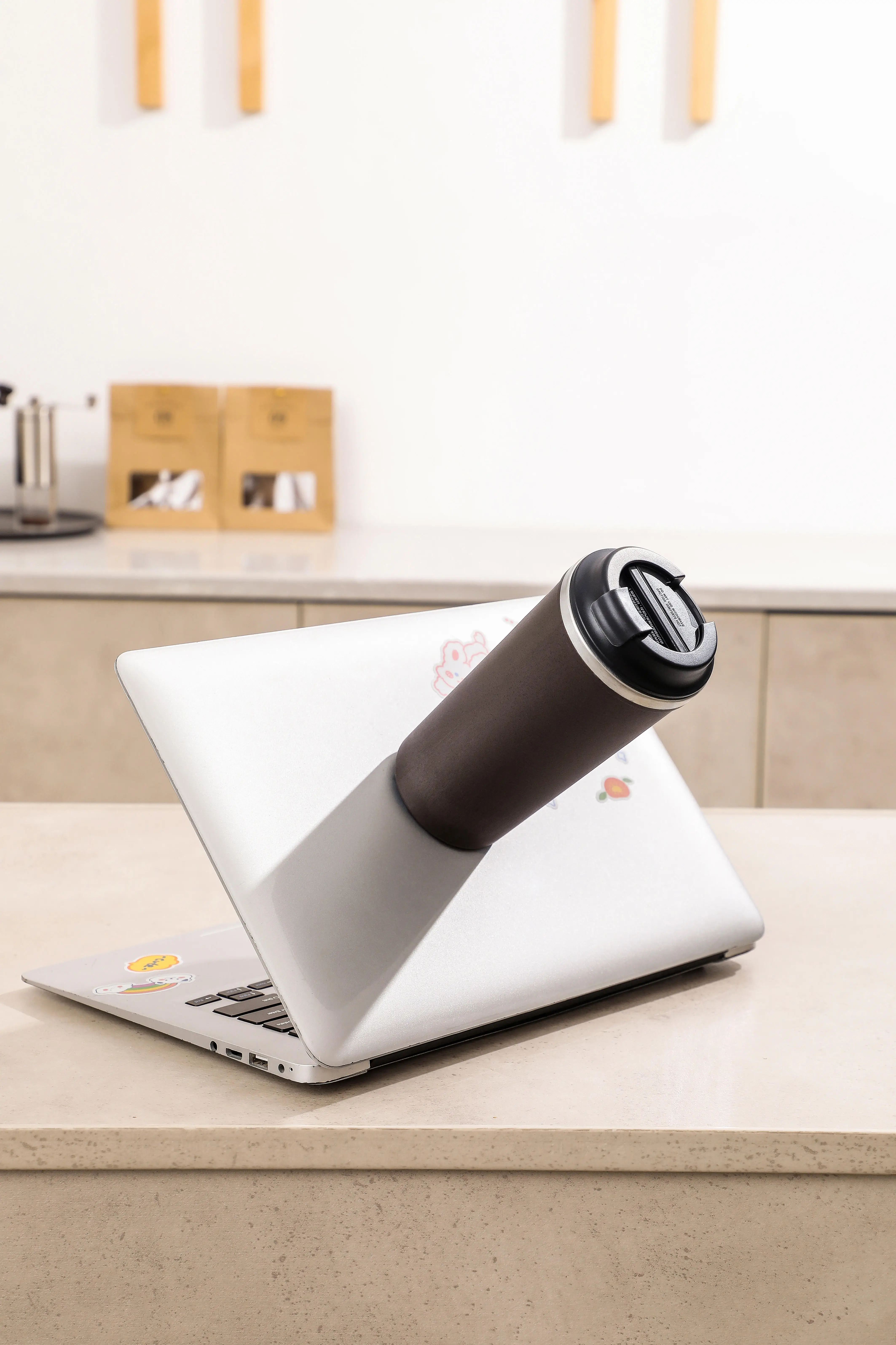 كوب قهوة من الفولاذ المقاوم للصدأ قابل لإعادة الاستخدام بشعار مخصص، كوب بدون انسكاب وغير قابل للسقوط 12