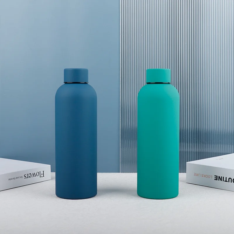 حار بيع 304 الفولاذ المقاوم للصدأ العزل زجاجة ماء فراغ الرياضة في الهواء الطلق زجاجة معزولة ذات عيار صغير 18