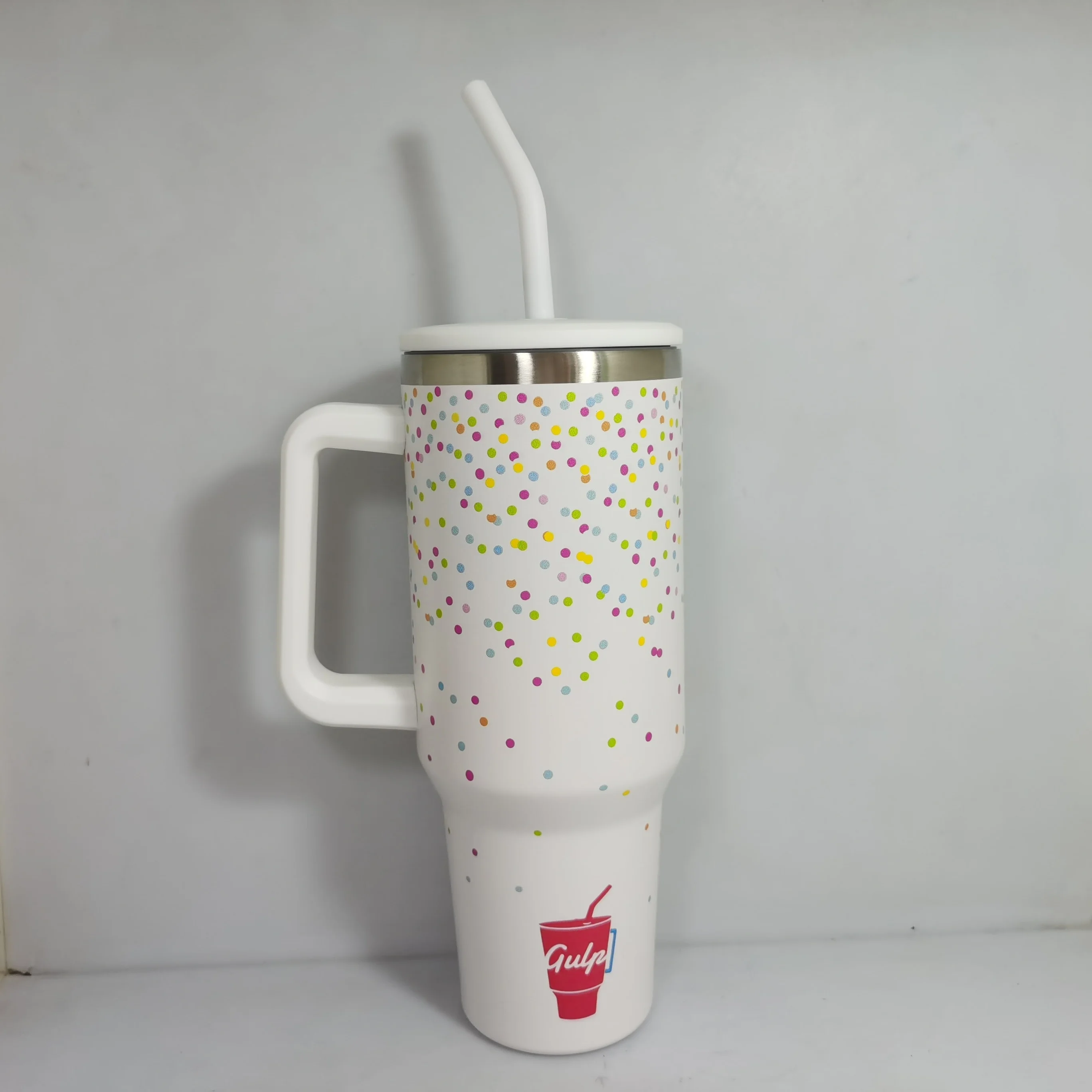 2024 أكواب جميلة 40 أونصة مزدوجة الجدار مصنوعة من الفولاذ المقاوم للصدأ معزولة بالتسامي مع القش والمقبض 13