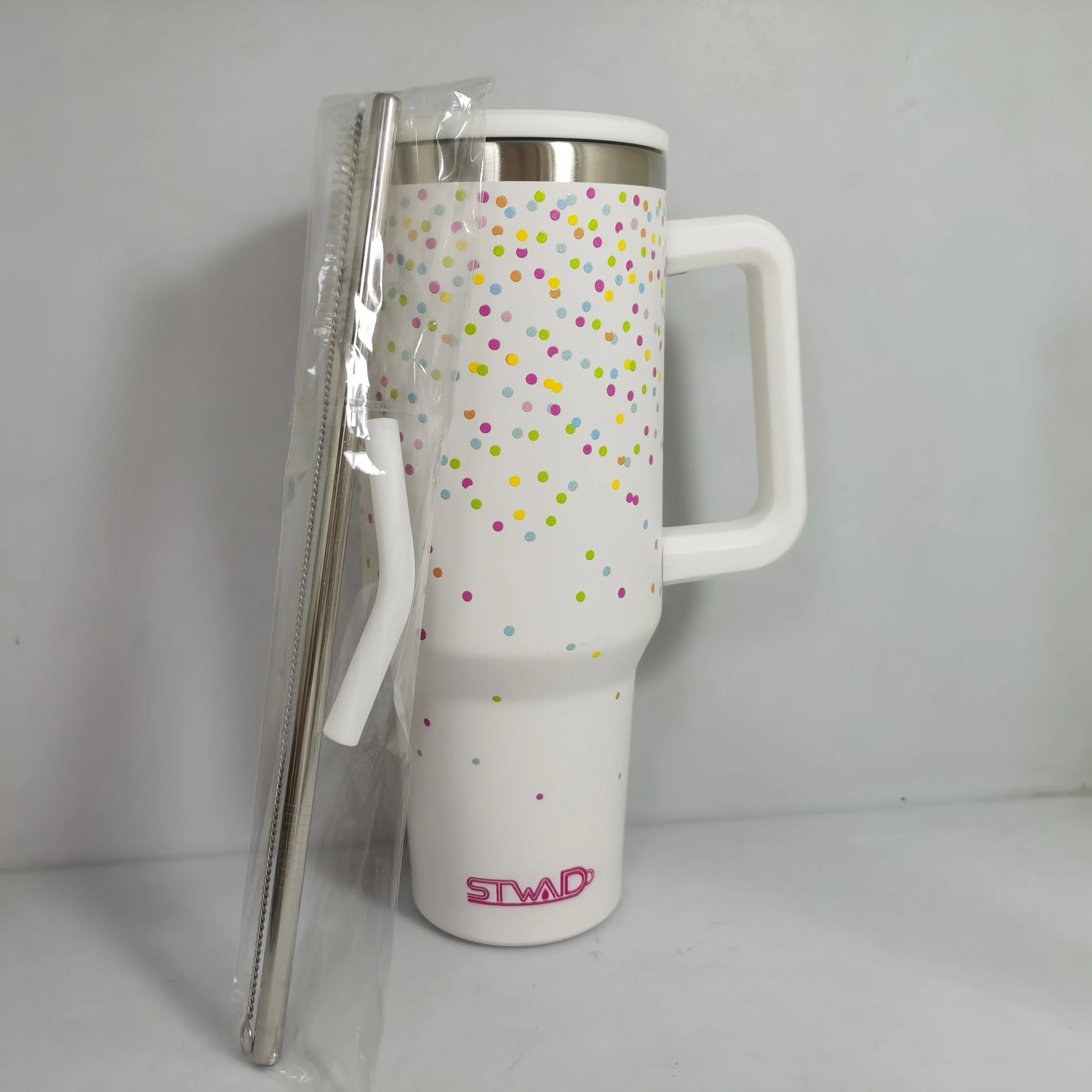 2024 أكواب جميلة 40 أونصة مزدوجة الجدار مصنوعة من الفولاذ المقاوم للصدأ معزولة بالتسامي مع القش والمقبض 11