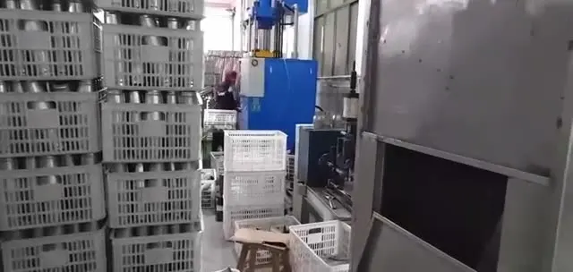 اختيار سعة كبيرة للرجال طن طن دلو غلاية زجاجة ماء اللياقة البدنية كوب الفضاء الصين مقاومة درجات الحرارة العالية الرياضة Pe 15