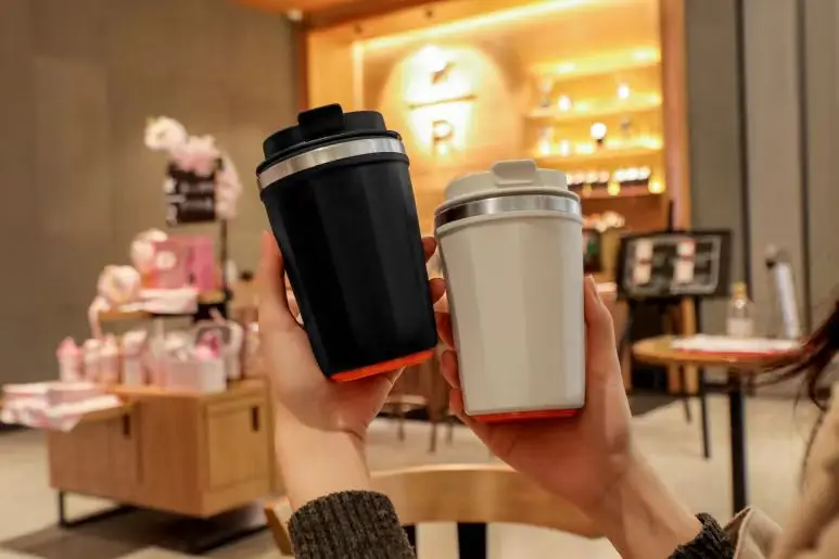 الصين اختيار زجاجة ماء مزدوجة الجدار الفولاذ المقاوم للصدأ قارورة زجاجة رياضية مع غطاء مقبض 17