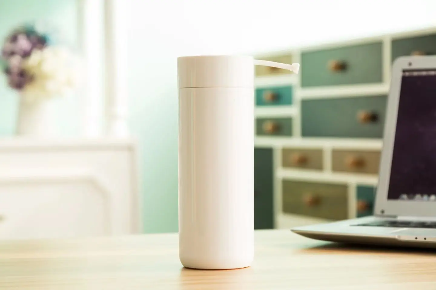 زجاجة مياه رياضية كبيرة غير سامة وخالية من مادة Bpa وصديقة للبيئة سعة 32 أونصة مع غطاء علوي مقاوم للتسرب وغطاء علوي متدفق / فتح بنقرة واحدة 12