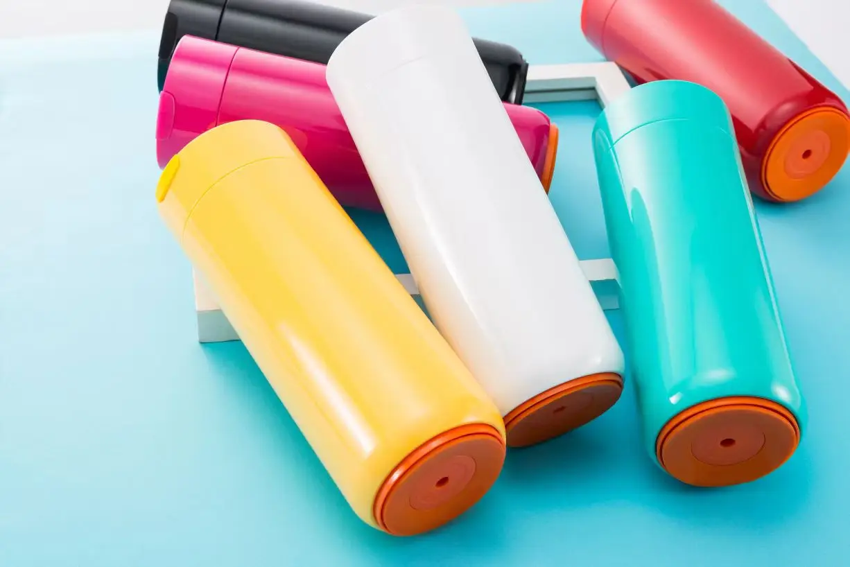 زجاجة مياه رياضية كبيرة غير سامة وخالية من مادة Bpa وصديقة للبيئة سعة 32 أونصة مع غطاء علوي مقاوم للتسرب وغطاء علوي متدفق / فتح بنقرة واحدة 10