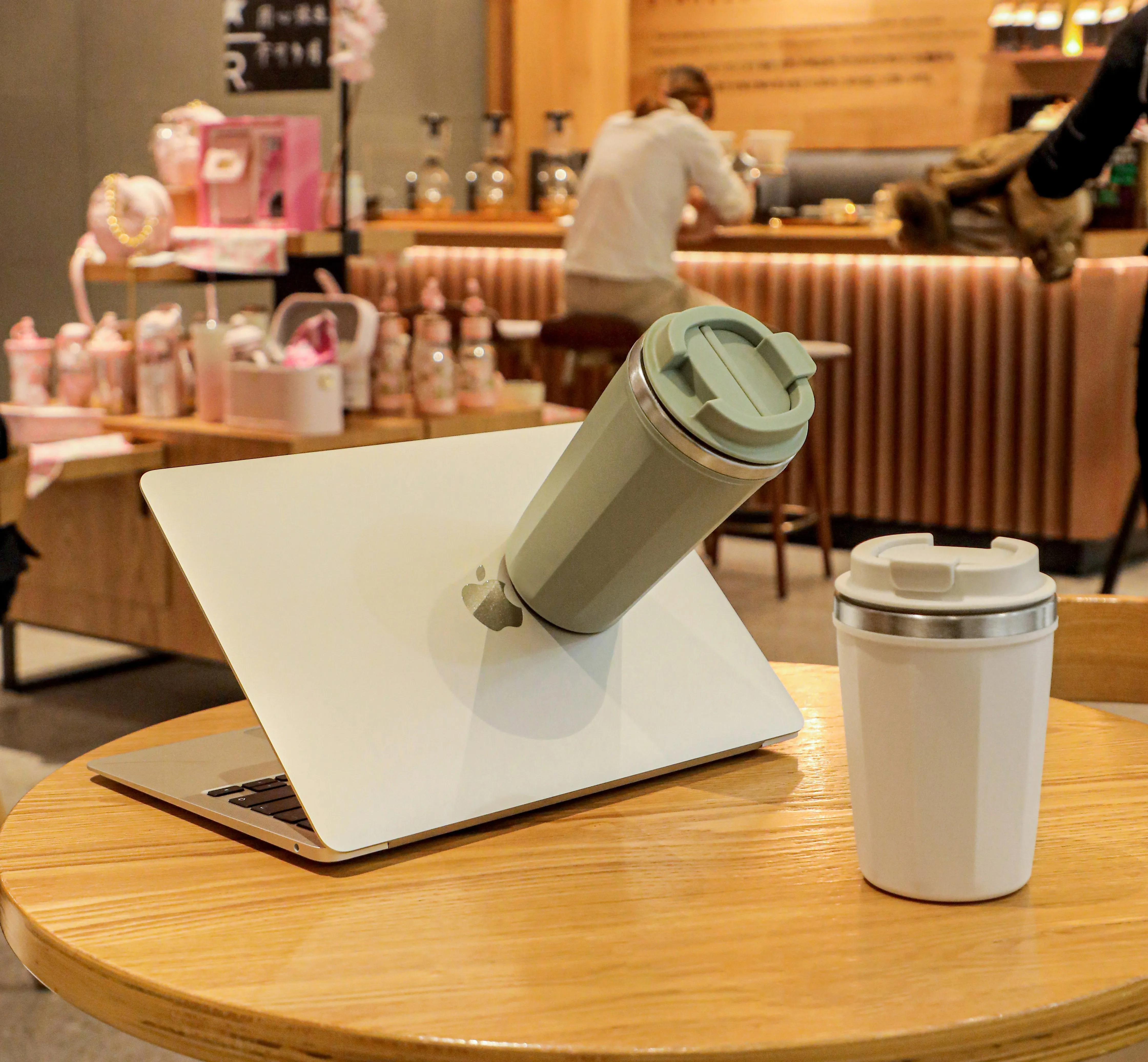 Logotipo personalizado de fábrica atacado anti-derramamento de aço inoxidável 304 Morden Coffee Travel Caneca de sucção que não cai 10