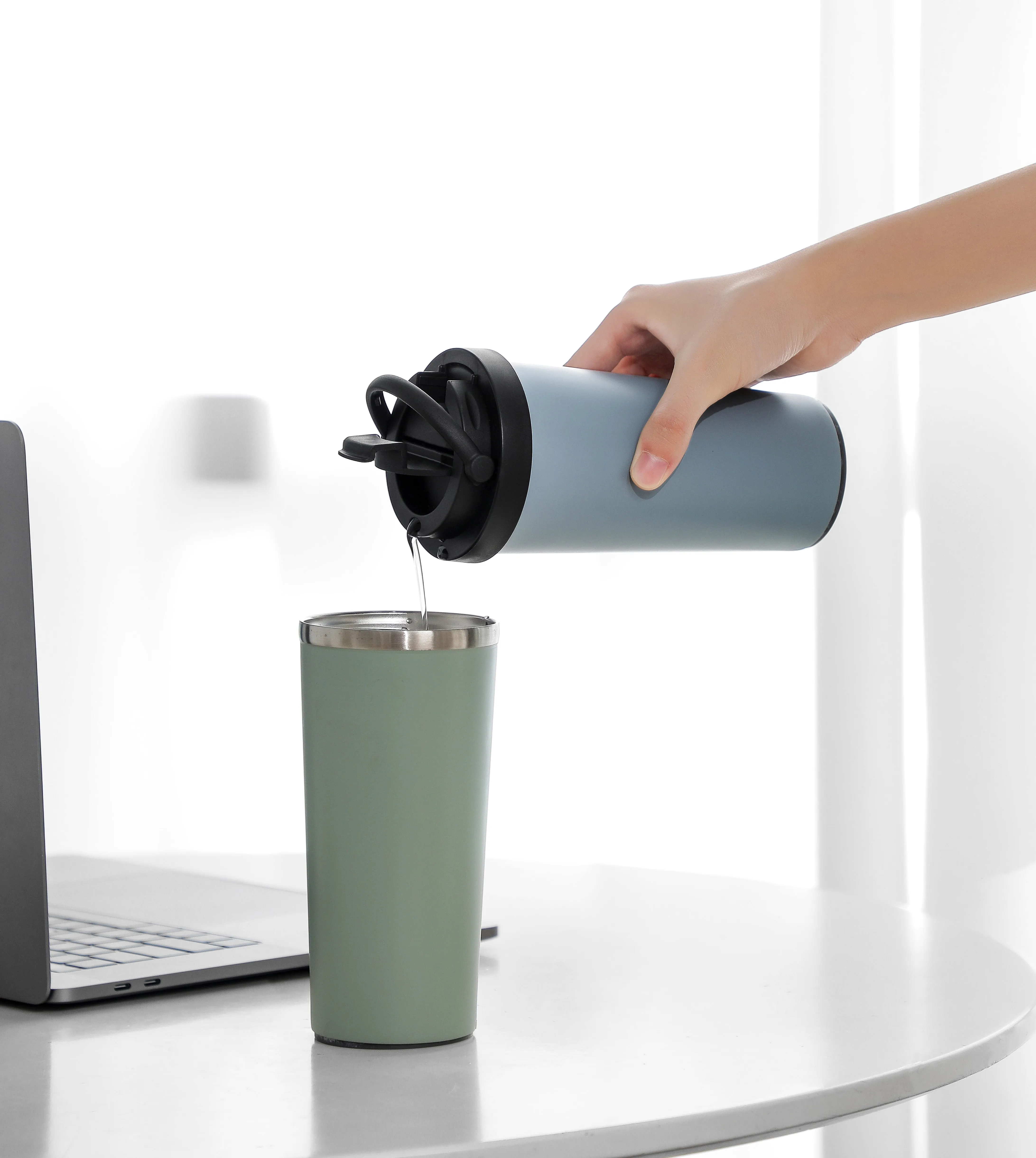 كوب شفط مضاد للانزلاق بشعار مخصص محمول، كوب قهوة مانع للتسرب، كوب شفط سحري، كوب غير قابل للسقوط 16