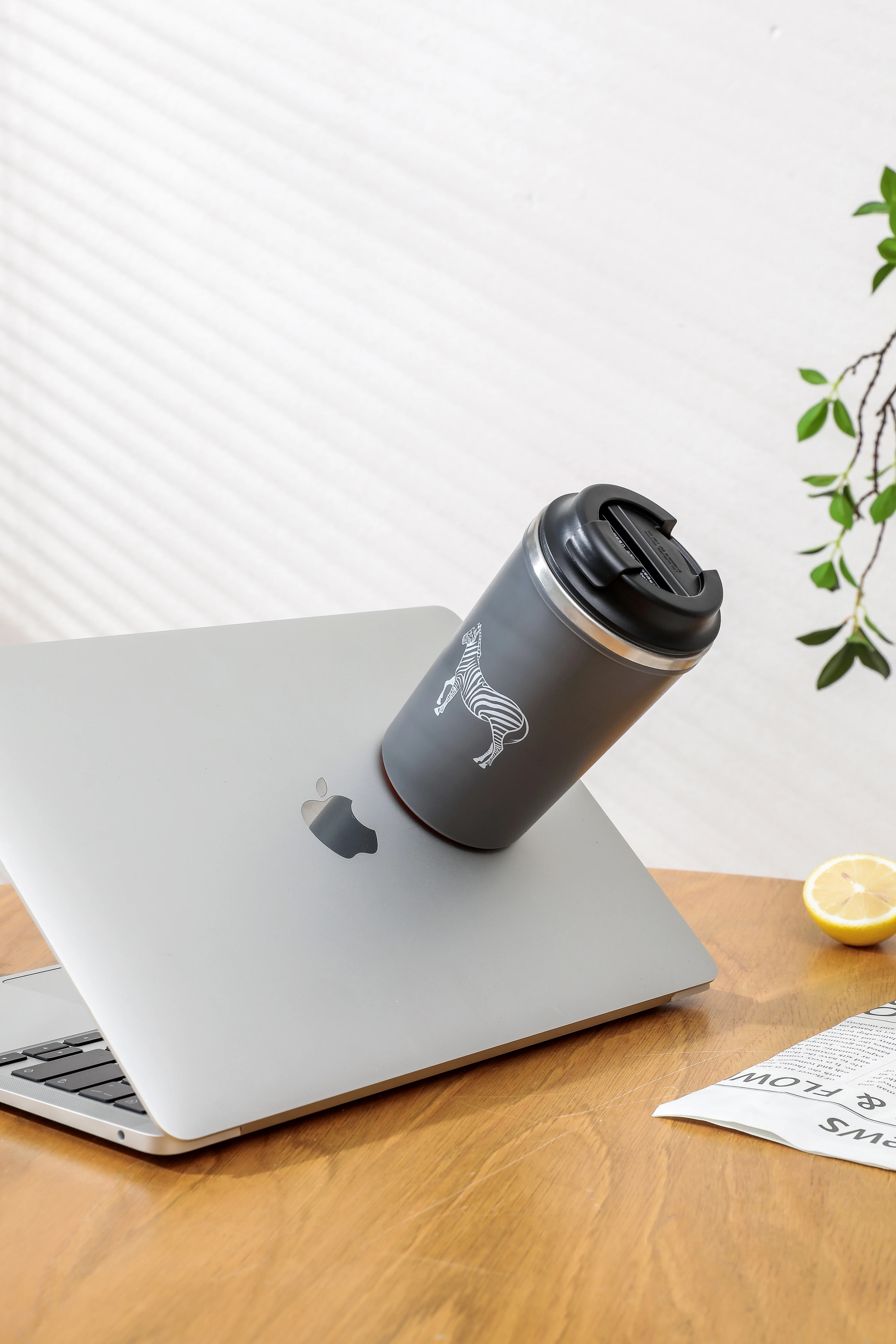 كوب شفط سحري مضاد للانزلاق غير قابل للسقوط 2023 هدية كوب قهوة بشعار مخصص كوب شفط سفلي كوب قهوة مقاوم للانسكاب 10