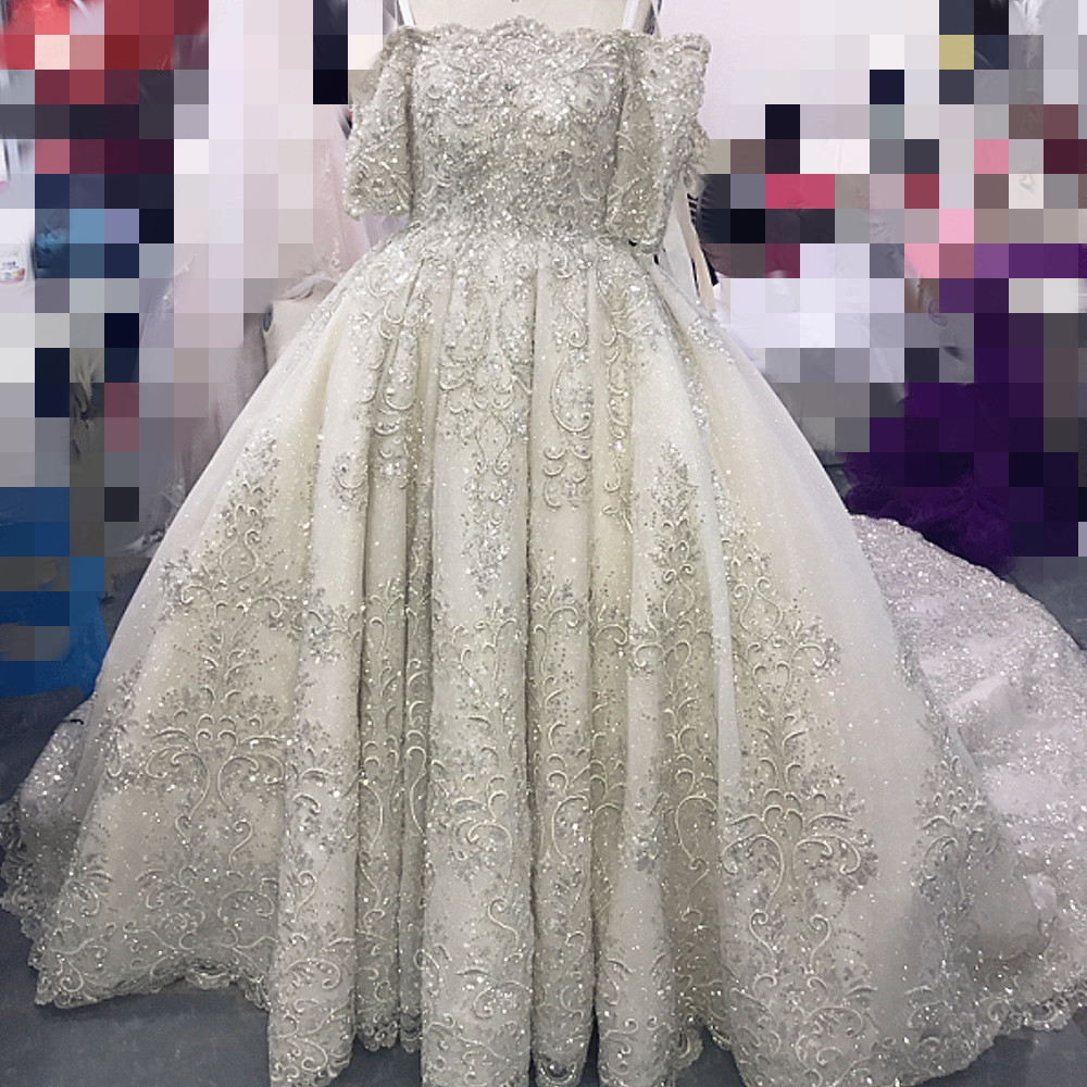 Lüks Gümüş Dantel Uzun Kuyruk Yarım Kollu Omuz Açık Gelinlik 10