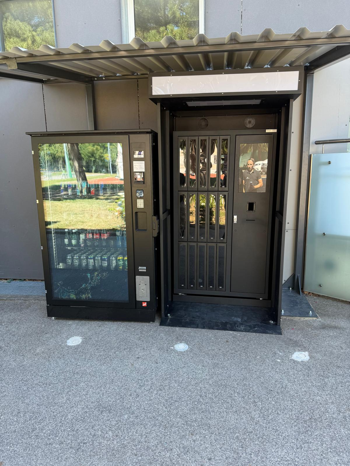 Smart Vending Machines Empower Tennis Courts: Beverage Refills + Racket Rentals, A One-Stop Experience Upgrade 1