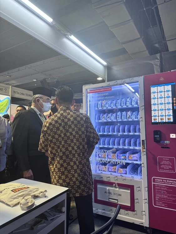Brunei Governor Visits WEIMI at the Brunei Retail Technology & Smart Vending Expo 1