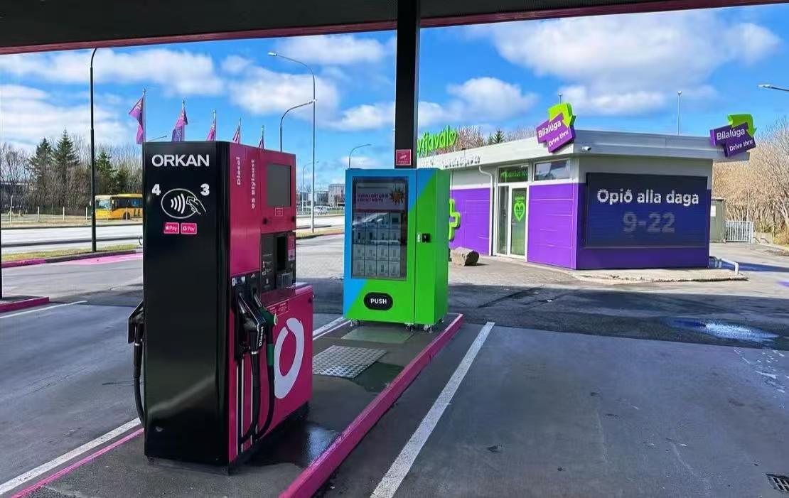 Breaking the Mold! WEIMI's 55-Inch Touchscreen Beverage Vending Machine Takes California Gas Stations to the Next Level 1