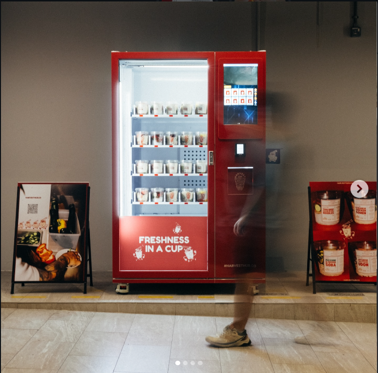 كيف حوّلت آلة بيع الطعام في سنغافورة المزودة بمصعد XY نودلز الكوب إلى مشروع مربح يعمل على مدار الساعة طوال أيام الأسبوع 1