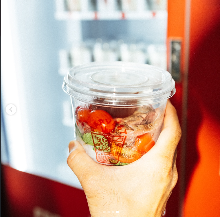 كيف حوّلت آلة بيع الطعام في سنغافورة المزودة بمصعد XY نودلز الكوب إلى مشروع مربح يعمل على مدار الساعة طوال أيام الأسبوع 5