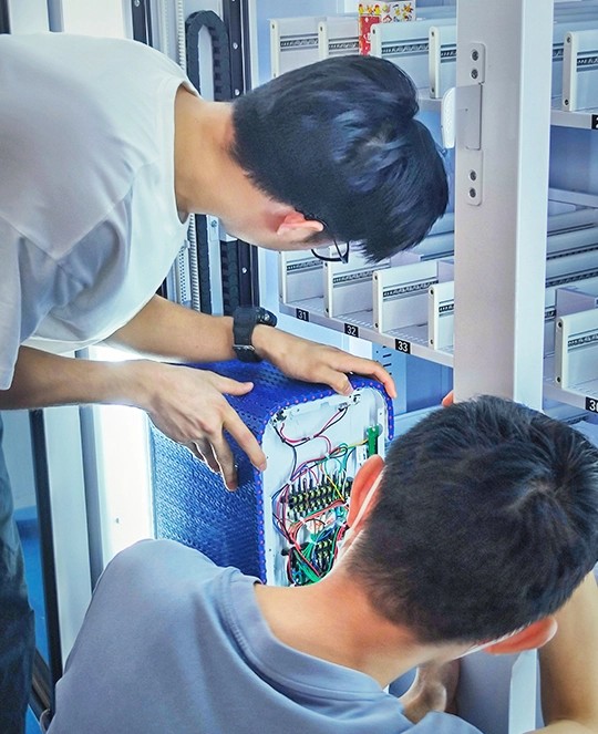 كيفية بدء مشروع آلة بيع: عميل من هونغ كونغ حقق نجاحًا باهرًا بفضل آلة بيع الوجبات الخفيفة والمشروبات المصممة خصيصًا من WEIMI 5