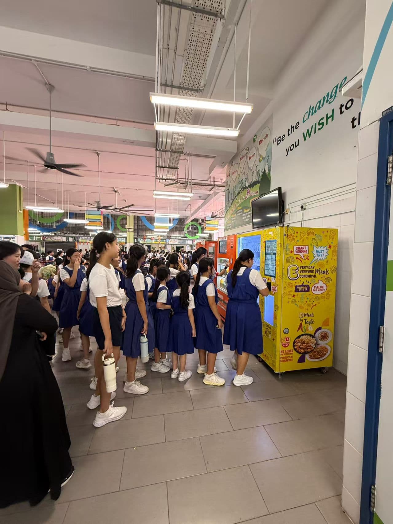 싱가포르 캠퍼스 열풍을 포착하다: 스마트 자판기가 구내식당의 최고의 "수익 창출원"인 이유 1