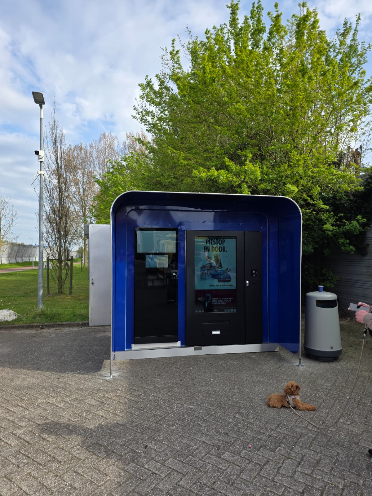 WEIMI 55” Touchscreen Outdoor Vending Machine Delivers Fast ROI for Dutch Client 3