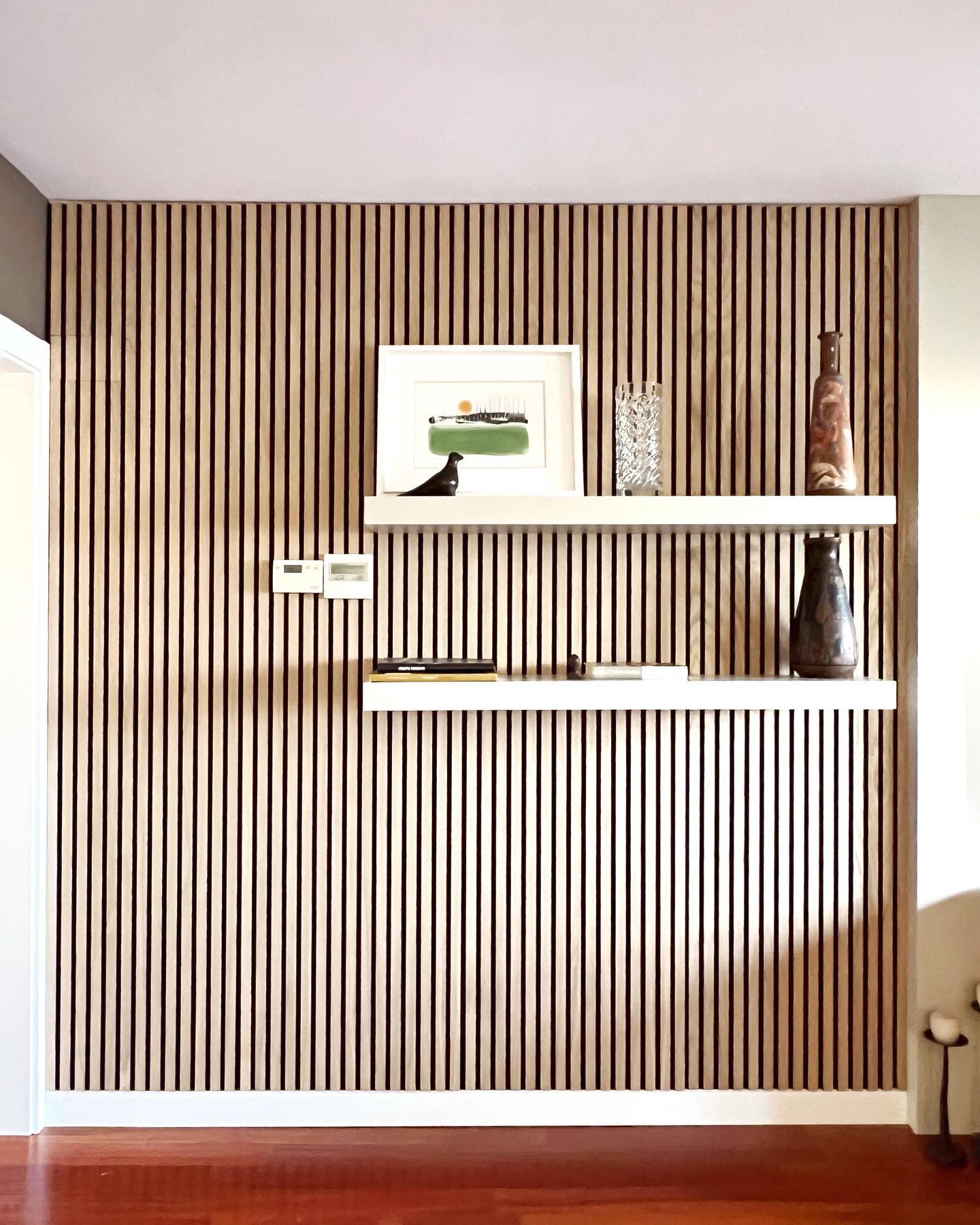 Vous recherchez un environnement d'étude calme ? Découvrez comment les panneaux acoustiques à lattes peuvent être utilisés dans les salles de classe. 1